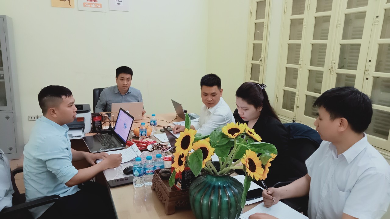 Chuyên gia Trần Văn Trung (bên trái ảnh) phát biểu khai mạc cuộc đánh giá.
